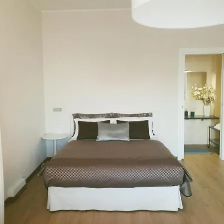 Cute And Cozy Train Station Apartment *